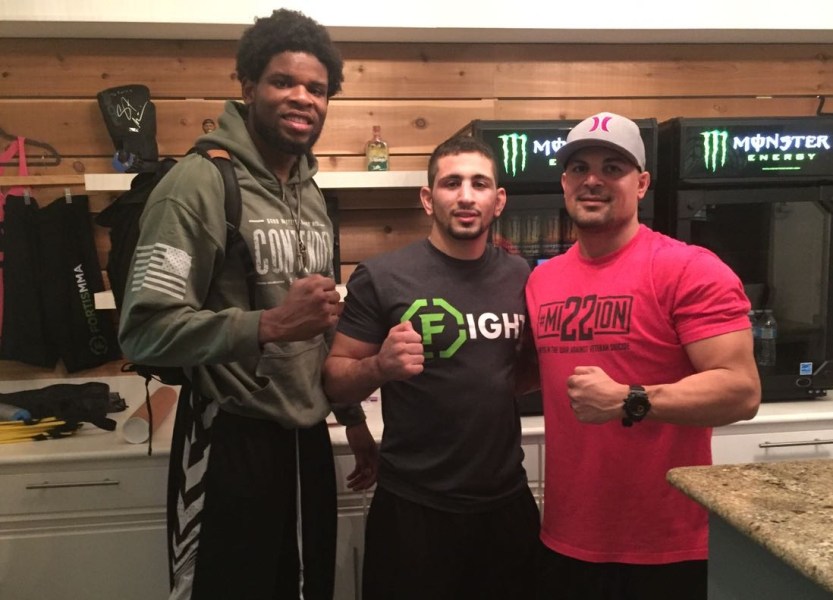 Abdul-Kareem Al-Selwady (centro) no Texas