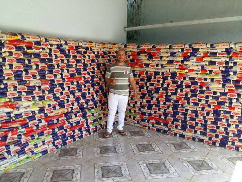 carlinos com os alimentos arrecadados durante consultas