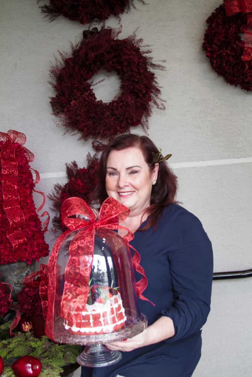 Márcia Carazzai e o bolo inspirador da coleção Red Velvet.jpg