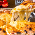 Pizza com queijo&nbsp;derretendo