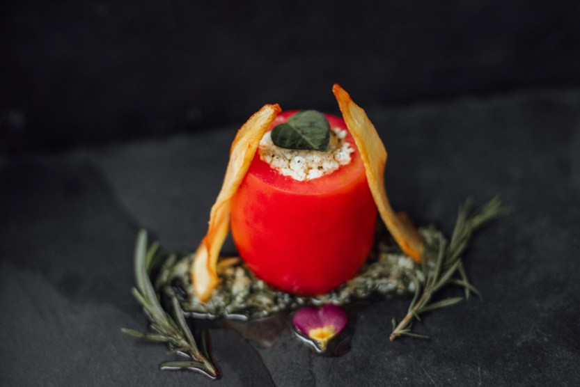 1_-_Tomate_recheado_com_ricota_e_ervas_aromáticas,_coberto_por_molho_pesto_de_manjericão_e_chips_de_batata_salsa