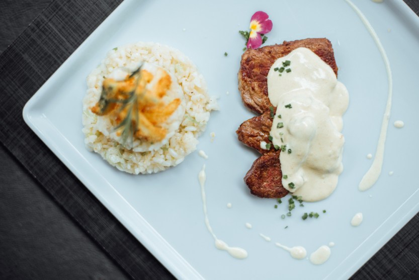 2_-_Risoto_de_alho_poró_com_tiras_mignon,_abobrinha_crocante_e_molho_de_mostarda