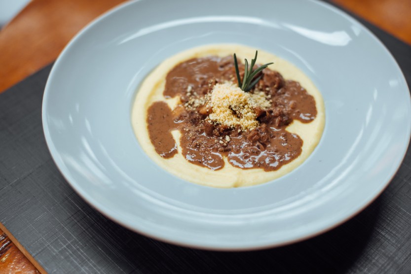 4 Creme Brulee de chocolate branco com calda de frutas vermelhas.