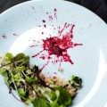 GastroNight +55_Pati Bianco_Quinoa tostada com rama de beterraba refogada, salada de brotos e molho de beterraba&nbsp;assada