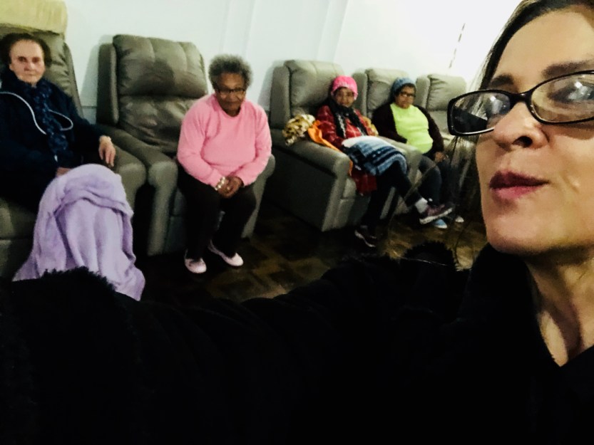 Meninas do São Vicente de Paula, em selfie com Vanessa Malucelli, esta colunista.jpeg