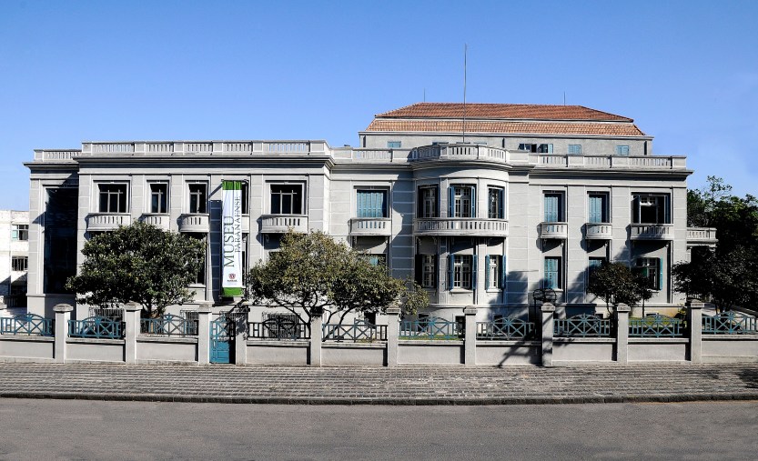 MuseuParanaenseFachada.jpg