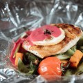 Papillote de peixe com verduras salteadas e molho champagne com beterraba_GastroNight +55_chef Celso&nbsp;Freire_