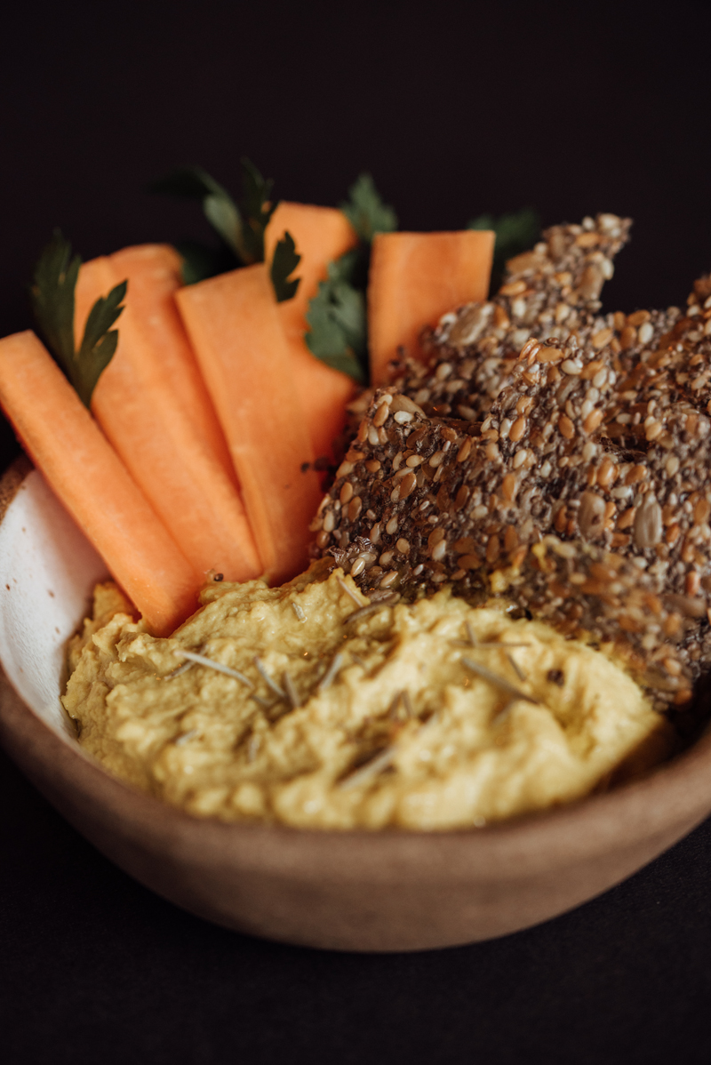 Homus_com_toque_de_CÃºrcuma_acompanhado_de_Cenoura_e_Cracker_de_Sementes_GastroNight_+55_Bar_12-03-19