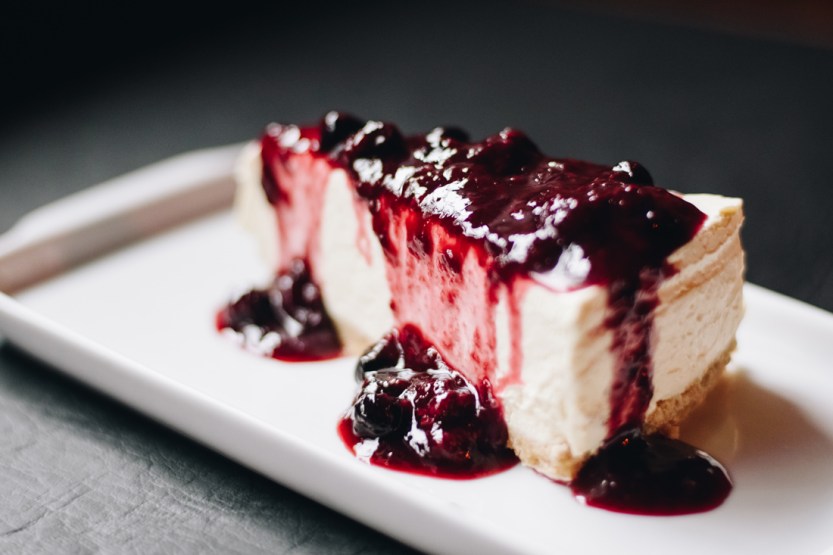 Cheesecake_de_produÃ§Ã£o_artesanal_com_calda_de_frutas_vermelhas_orgÃ¢nicas_GastroNight_+55_Bar_11-06-19