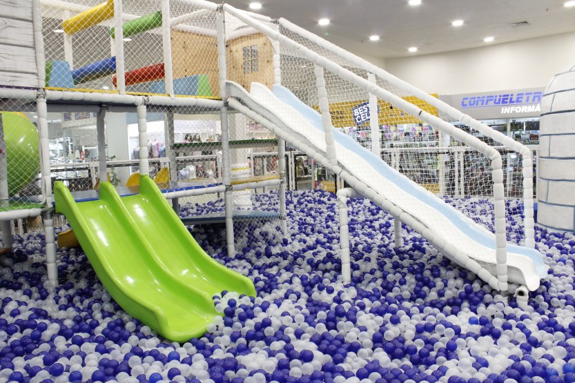 Piscina-de-bolinhas-gigante-no-Ventura-Shopping
