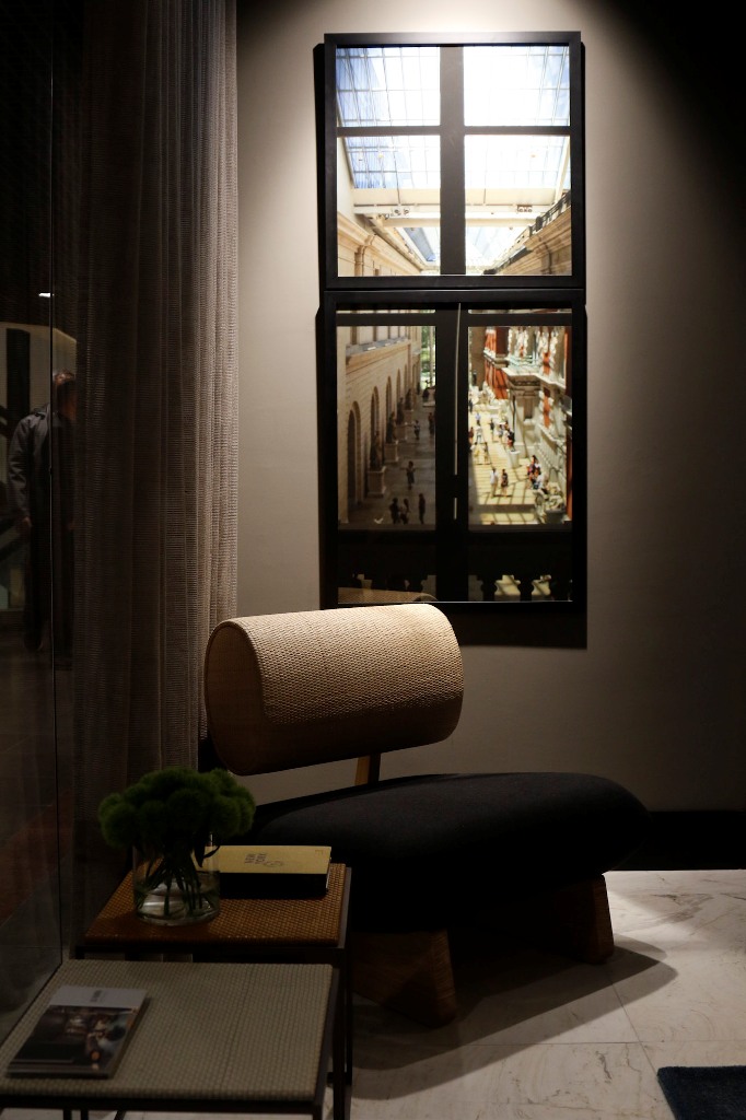 Quadro de Bruno Leite e poltrona de Guilherme Torres