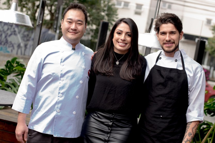 O_chef_e_sócio_do_Piola_Curitiba,_Bruno_Fujiname,_Mariah_Luz_e_o_chef_do_+55_Bar_Matheus_Henrique