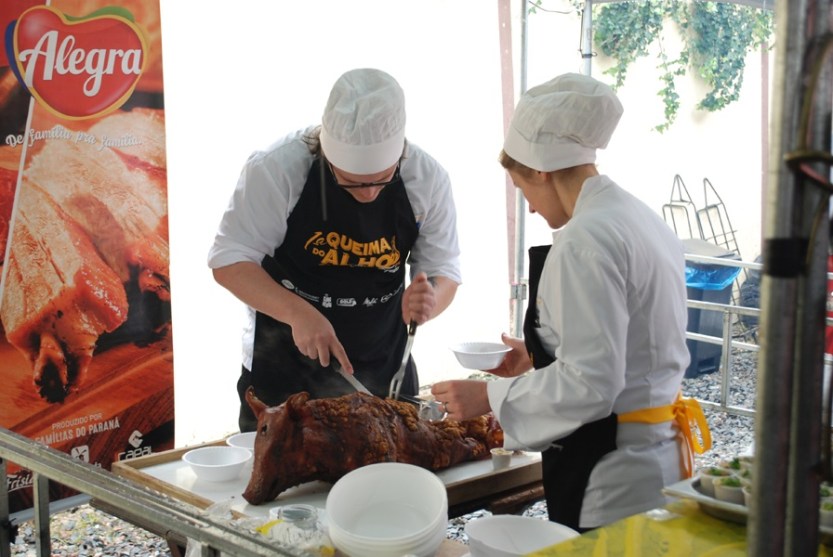 Leitão_assado_na_Queima_do_Alho_2018