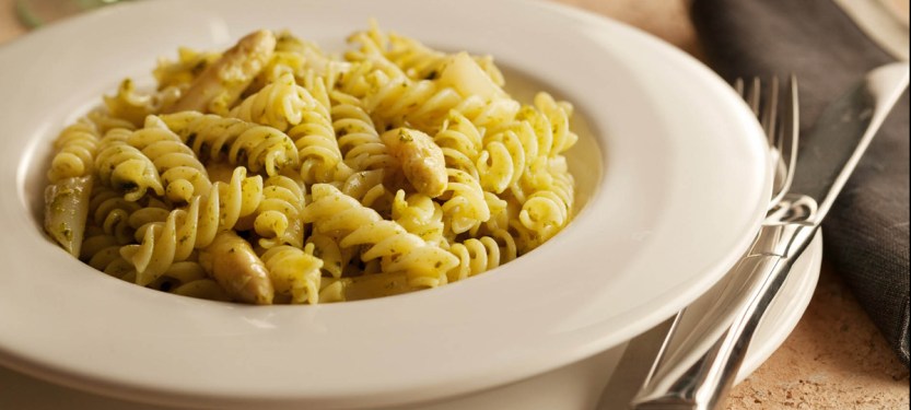 massa-ao-pesto-com-aspargos