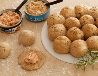 pao-integral-recheado-de-pates-de-salmao