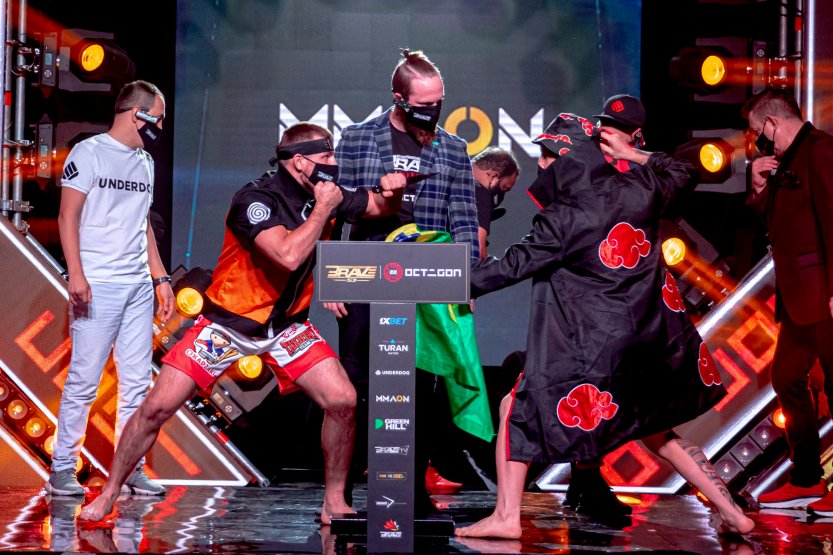 Naruto-Itachi-Staredown-BRAVECF53