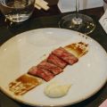 3_Wagyu_A5_Tataki_-_Finas_fatias_de_Wagyu_levemente_seladas_com_molho_oriental_e_purê_de_wasabi