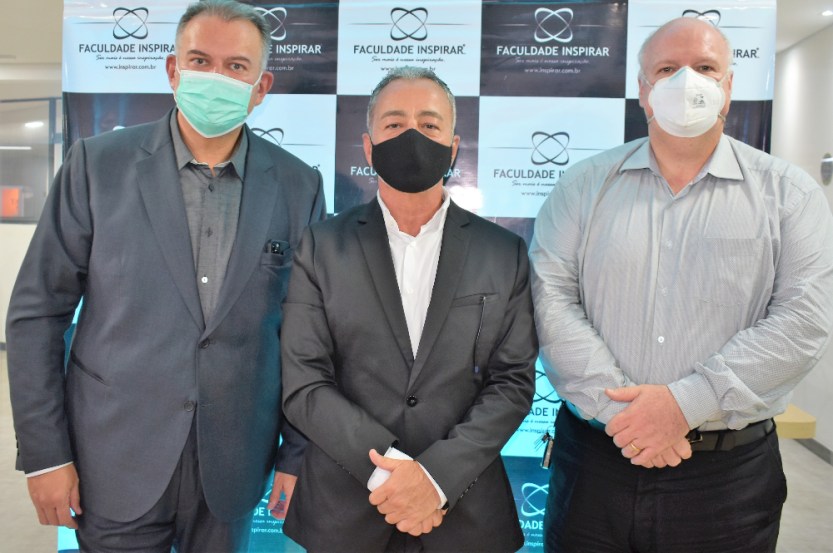 Da esquerda para a direita - imprensa