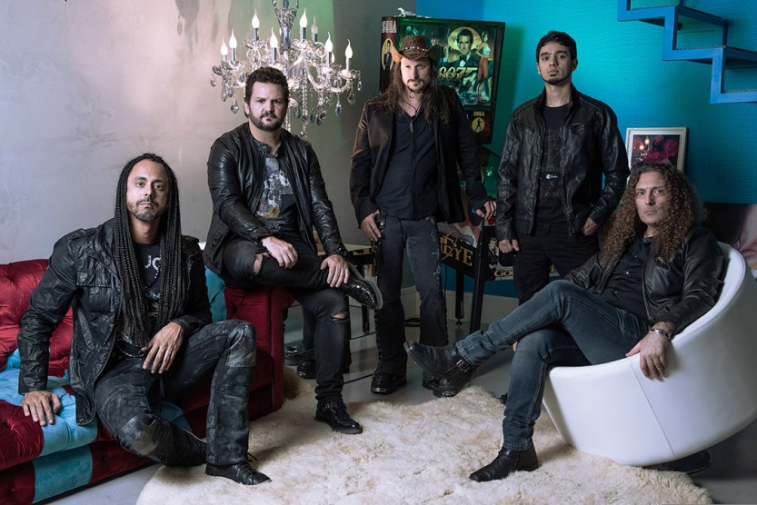 angra-promo-foto-por-henrique-grandi