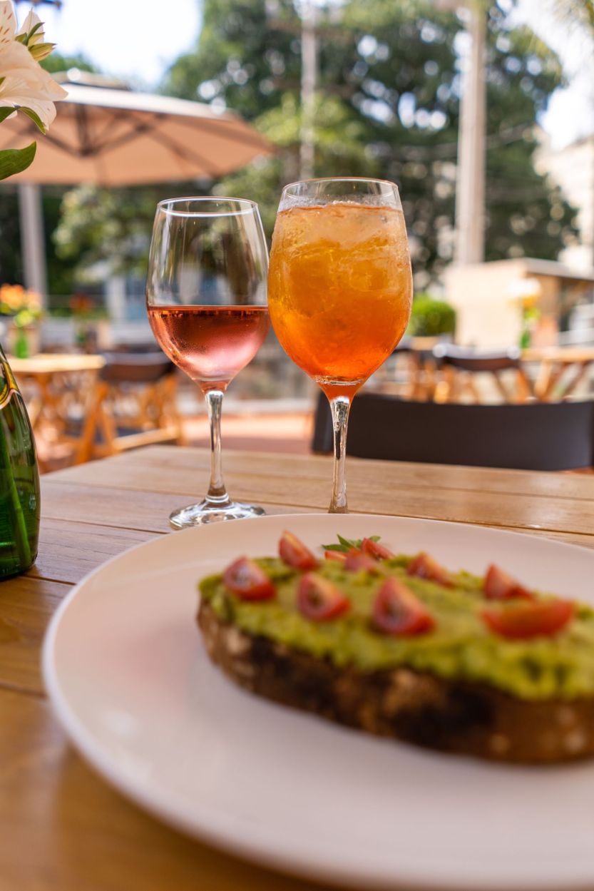 barbarella bakery - happy hour - drinks varanda - foto divulgacao