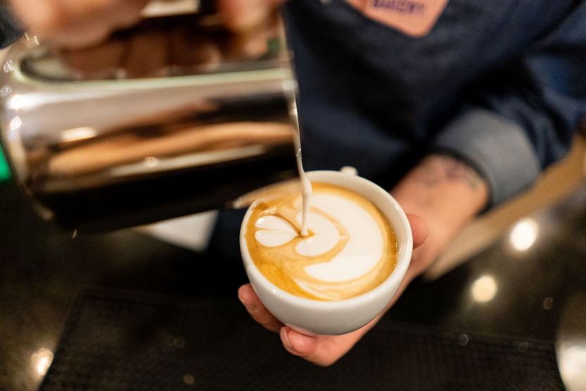 barbarella bakery - preparo cafe - foto divulgacao