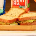 Sanduiche-natural-de-grao-de-bico-com-maionese-de-abacate