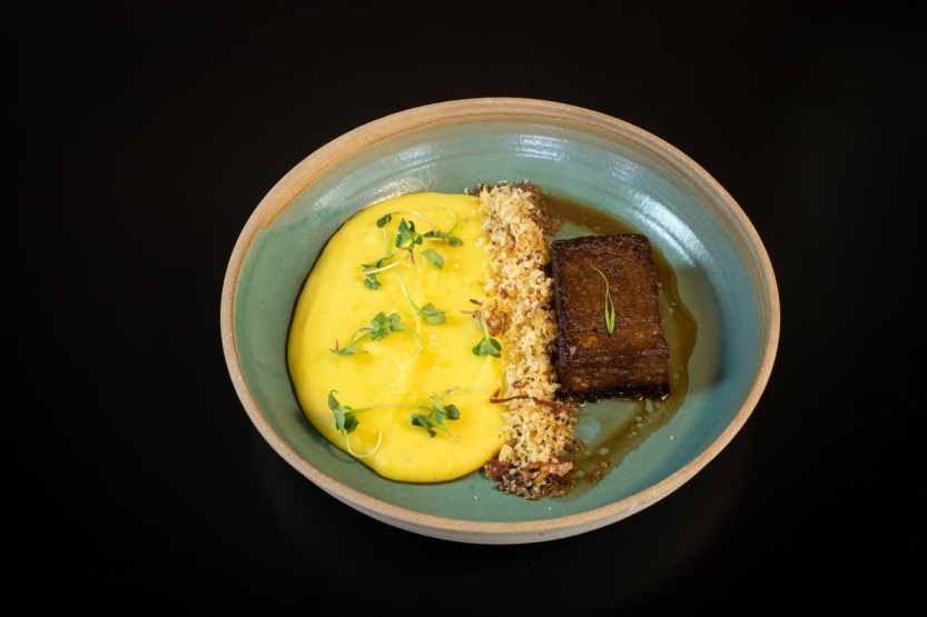 Costela_bovina_prensada,_aligot_de_mandioquinha,_farofa_de_limão_com_ervas_-_Marcondes_Cozinha_Autoral_-_por_Rodrigo_Félix_Leal