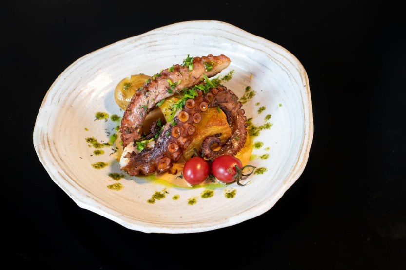 Polvo_grelhado,_mil_folhas_de_batata,_creme_de_pimentões_-_Marcondes_Cozinha_Autoral_-_por_Rodrigo_Félix_Leal