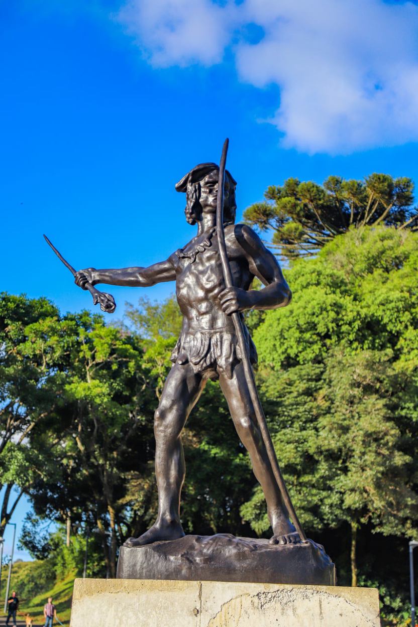 Jardim_de_Esculturas_-_Memorial_Paranista_João_Turin_-_Índio_Guairacá_II_-_Foto_Daniel_Castellano