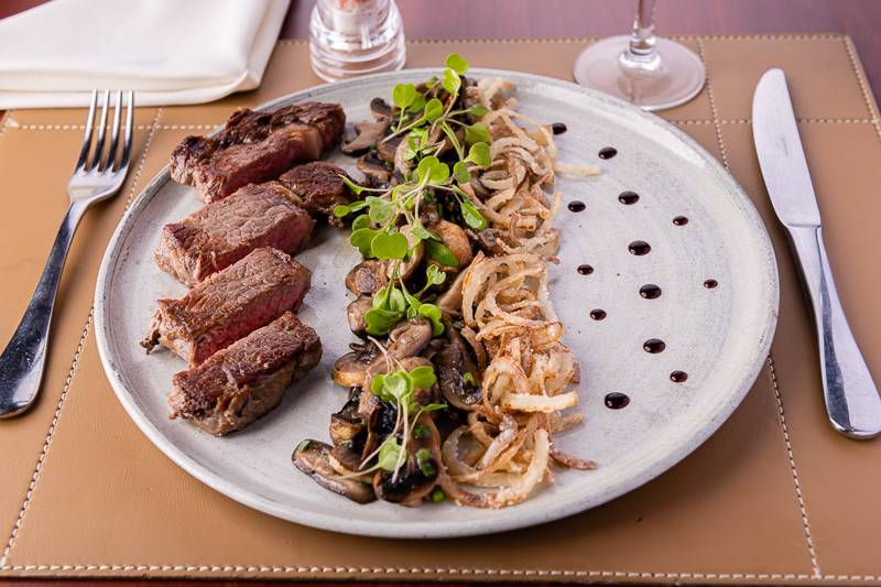 Ancho Marinado com cogumelos acompanhado de crispy (Radisson)