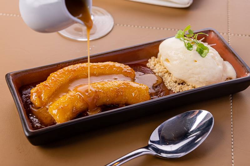 Banana Flambada com toque de amarula e sorvete (Radisson)