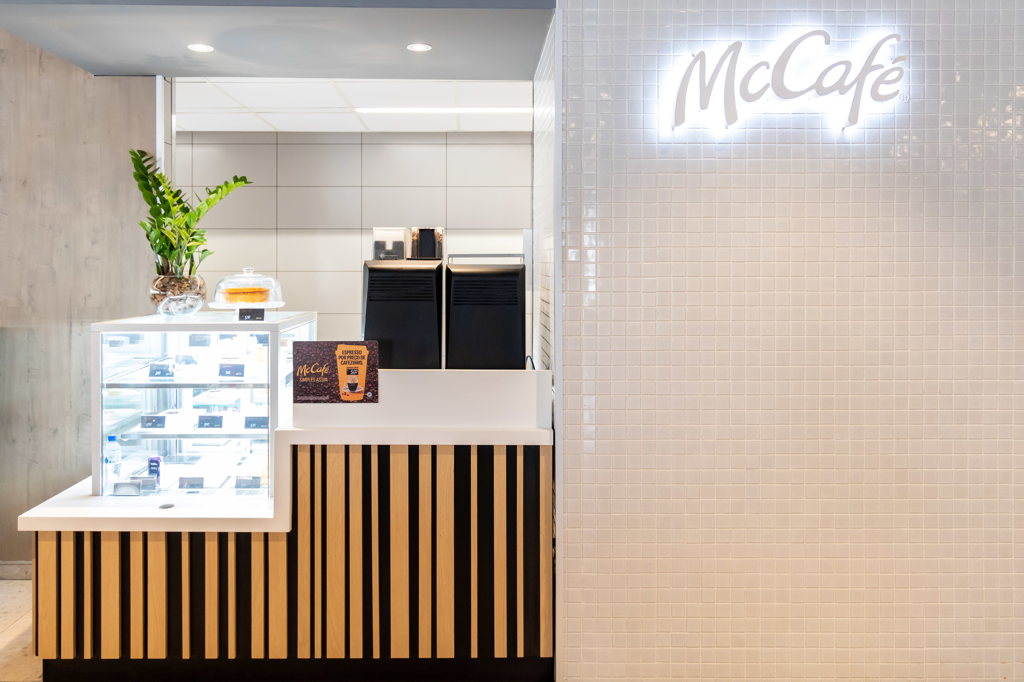 Nova-unidade-do-McCafe-na-Av.-Nossa-Senhora-Aparecida-no-Seminario