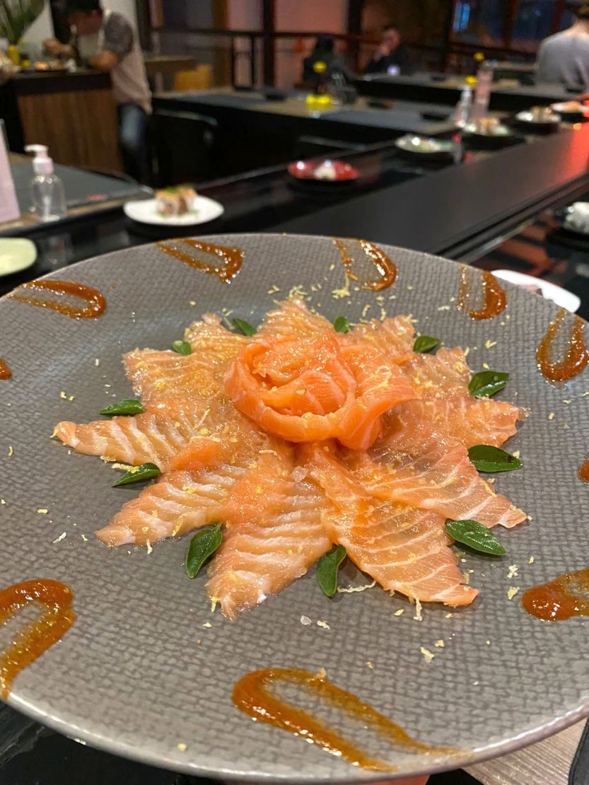 Oka Culinaria Oriental - carpaccio salmao - foto Gilmario Daru divulgacao