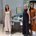 A diretora da Inove, Eviete Dacol, com as arquitetas Nicolle Nogueira e Katherine Heim Weber, da NK Arquitetura, com a mesa&nbsp;minimal