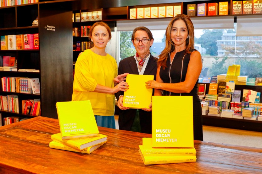 Lançamento do livro do acervo do MON reúne artistas, curadores e patronos do Museu - Luciana Casagrande, Marc Pottier e Juliana Vosnika. Foto_ Antonio More