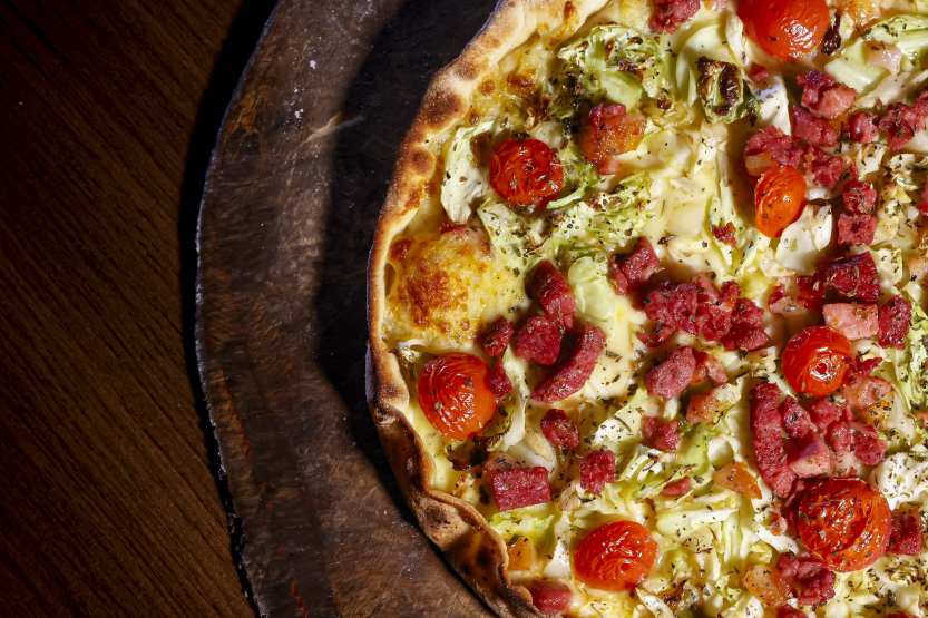 Pizza Hot Petiscaria Pizza de Repolho com Bacon Foto Carlos Poly