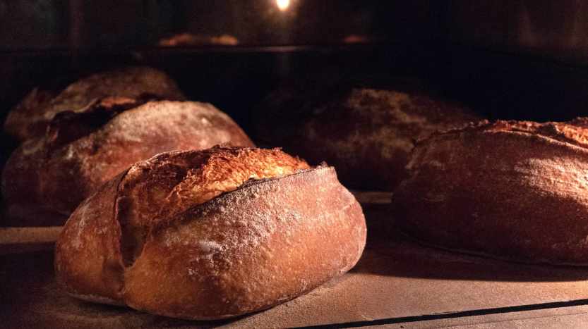 Local_Pães_e_Cafés_-_Pão_da_casa_assando