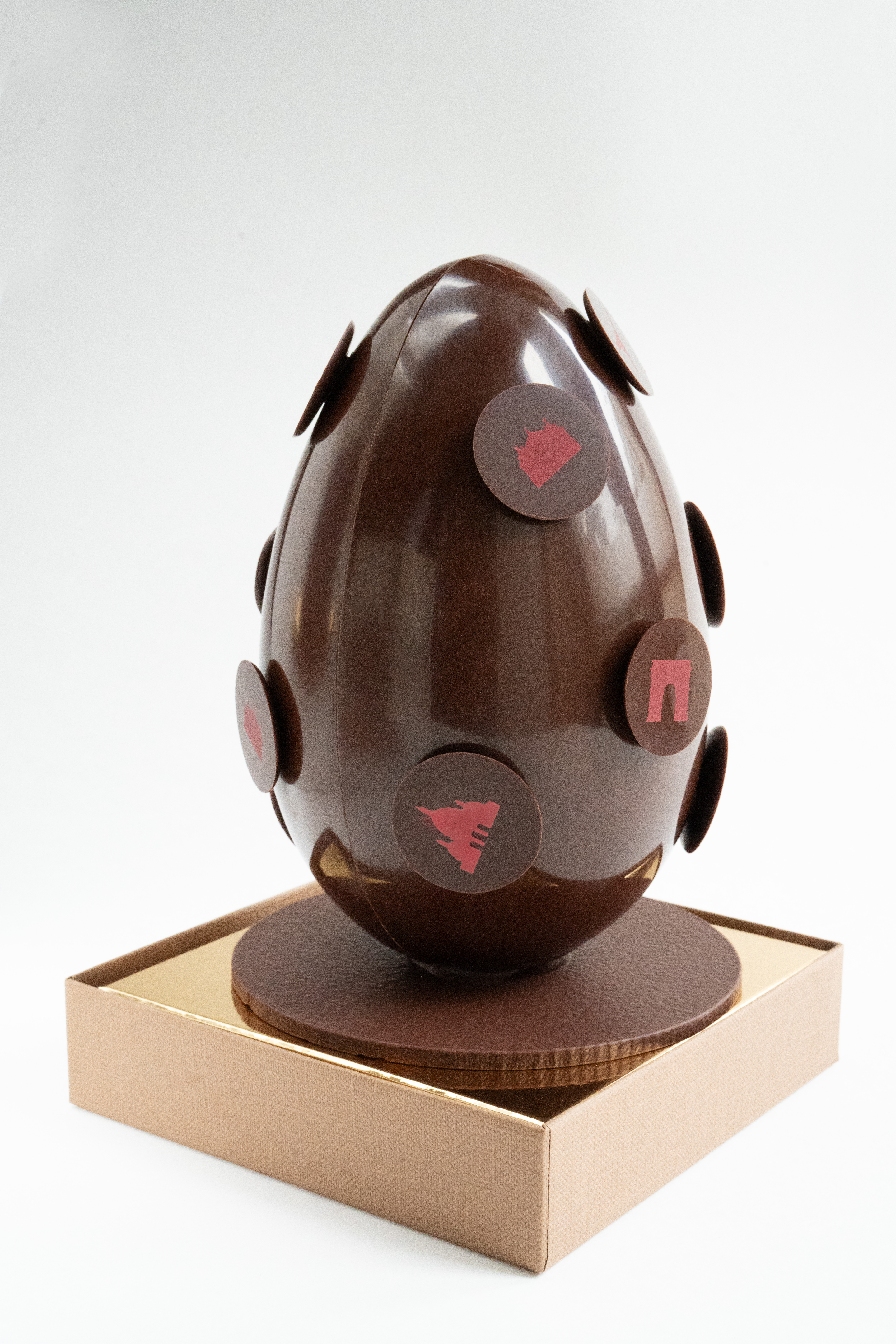 JEAN-PAUL HÃVIN en exclusivitÃ© aux Galeries Lafayette, Paris Tour, chocolat noir 68ï¿½ de cacao garni de petits oeuf pralinÃ© et friture au chocolat noir, 330g 76â¬