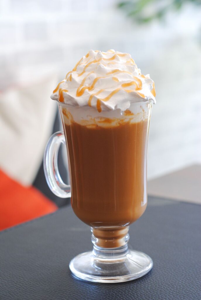 chocolate-quente-branco-caramelizado-Foto-Caffe-Per-Tutti-687x1024