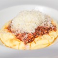 Polenta cremosa com ragu de&nbsp;bolonhesa