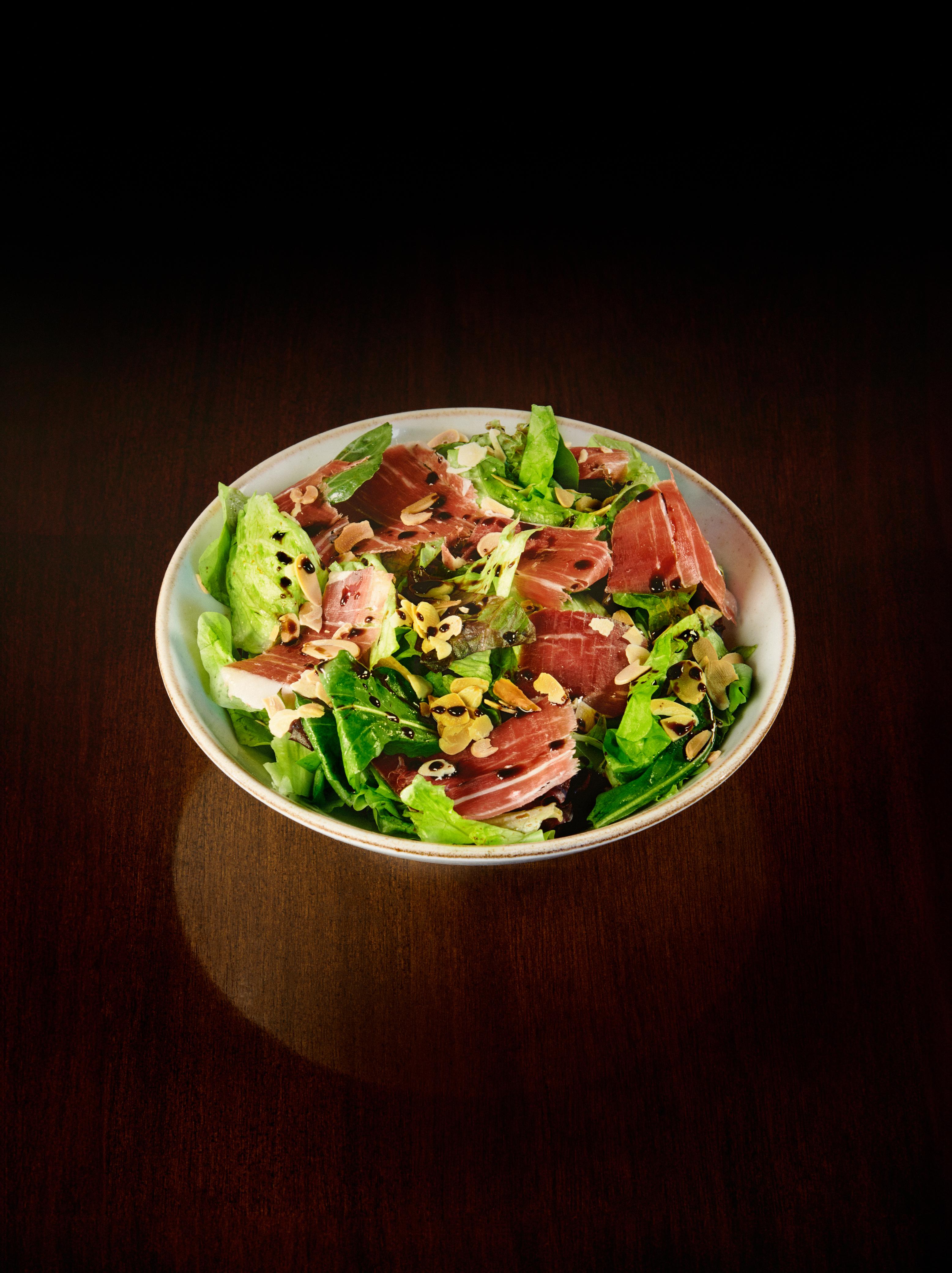 Salada_Jam_-_Mix_de_folhas,_Amêndoas,_Jamón_Pata_Negra,_finalizada_com_redução_de_aceto_balsâmico