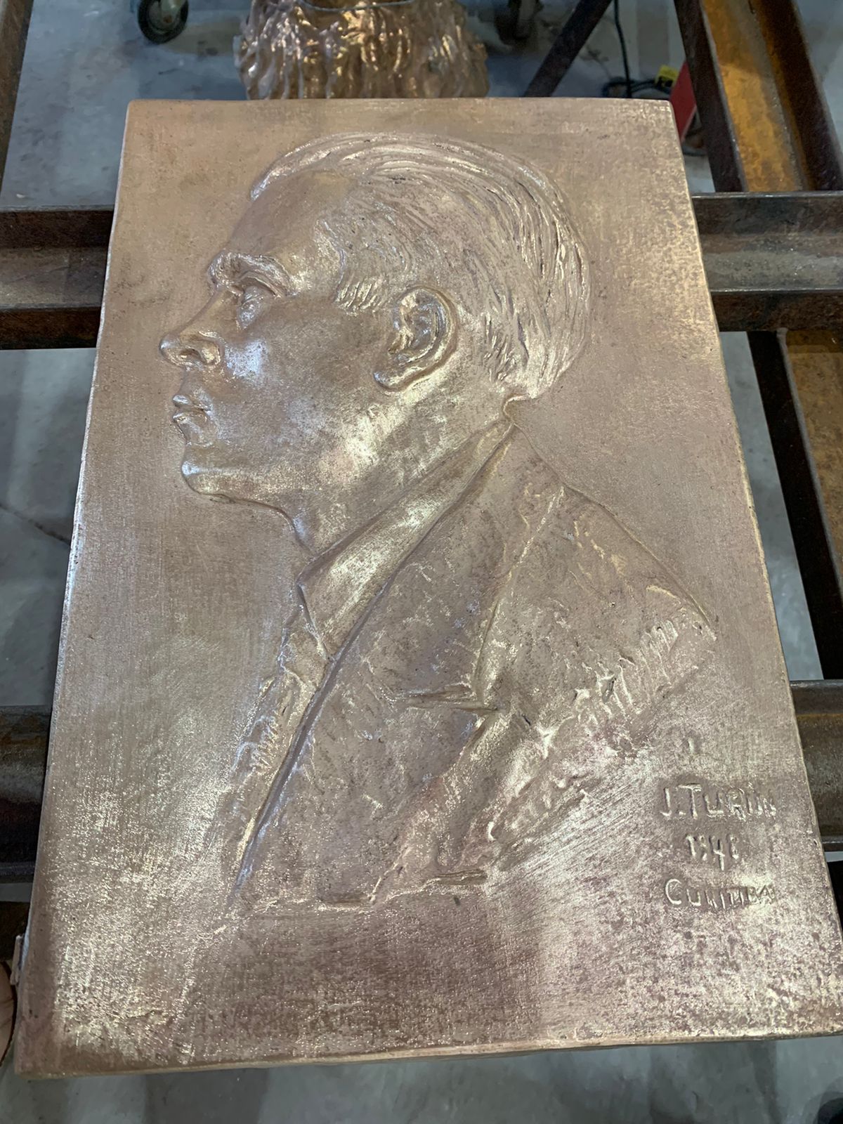 César_Lattes_-_baixo-relevo