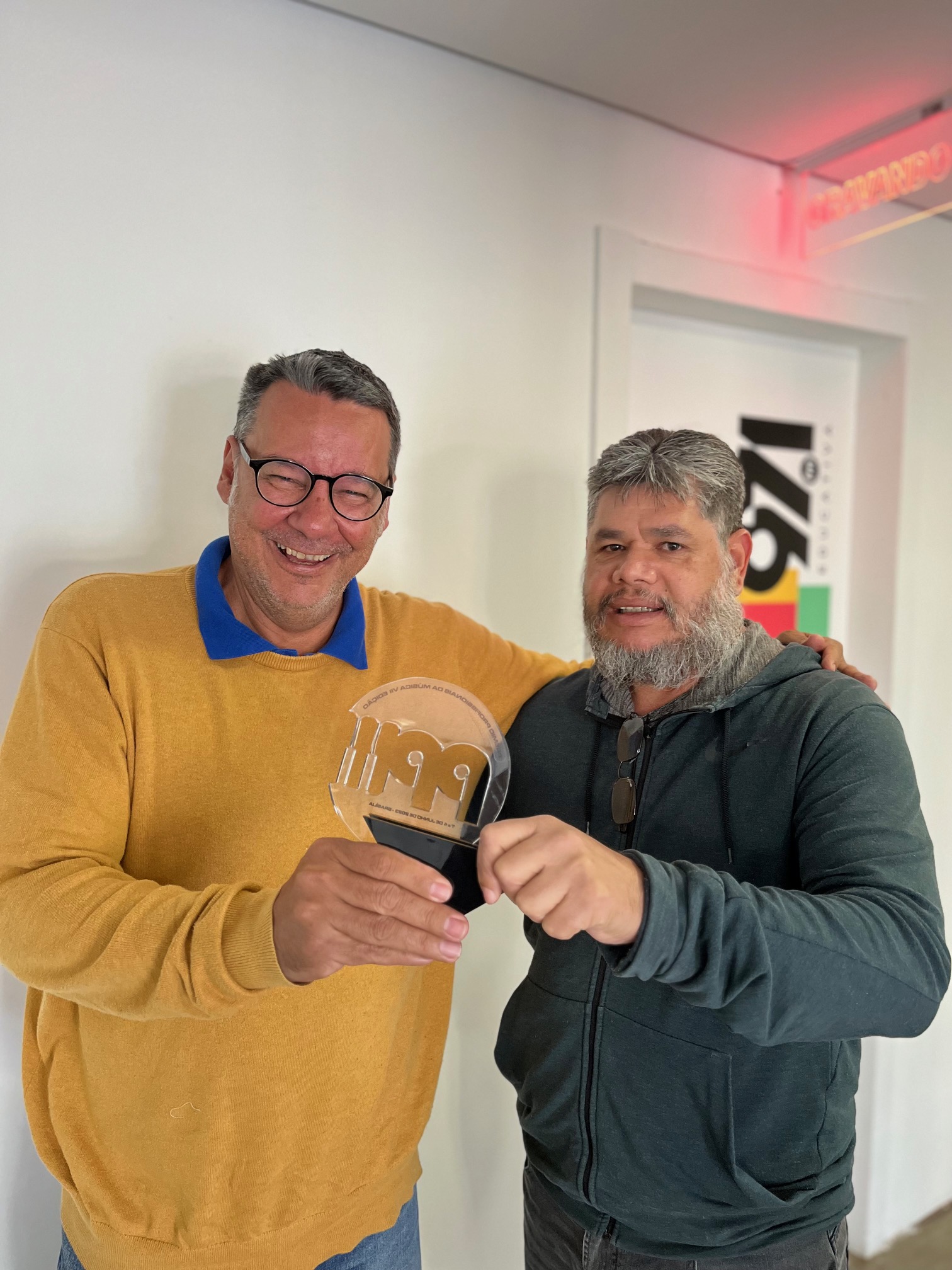 O jornalista Rodrigo Browne e o sonoplasta Joaci Santos comemoram 1500 edições do Melhor Programa de Rádio do Brasil – Foto Bárbara Magalhães divulgação