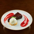 Torta de Chocolate servida com sorvete de baunilha e calda de berries – Marketing Pobre&nbsp;Juan